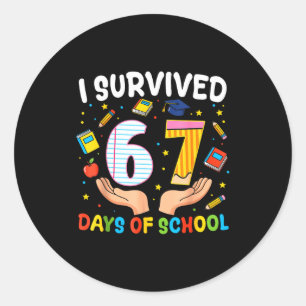 Pegatina Redonda Sobreviví 67 Días De Escuela Meme Divertido Profes