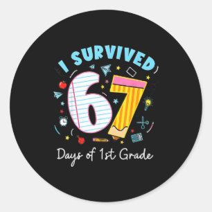 Pegatina Redonda Sobreviví 67 Días De Estudiantes De 1er Grado Maes