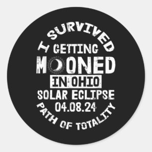 Pegatina Redonda Sobreviví A Ser Moonado En Ohio Solar Eclipse Ap