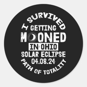 Pegatina Redonda Sobrevivido Que Se Mueve En El Eclipse Solar De Oh