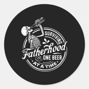 Pegatina Redonda Sobrevivir A La Paternidad Una Cerveza A La Vez Gr