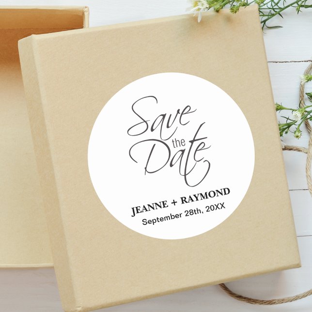 Pegatina Redonda Sobrio Sobre Con Fecha Para Guardar Sobre de Boda (Elegant save the date sticker adds timeless charm to wedding envelopes.)