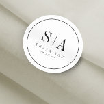 Pegatina Redonda Sofisticado favor de boda minimalista en monograma<br><div class="desc">Sofisticadas bodas minimalistas en blanco y negro favorecen a los pegatinas con el monograma de la pareja. Sencillo y elegante. Ideal para bodas clásicos modernos y boda formal.
Vea todas las piezas coincidentes de la colección.</div>