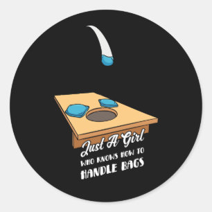 Pegatina Redonda Sólo Chica que sabe manejar bolsas Cornhole Co