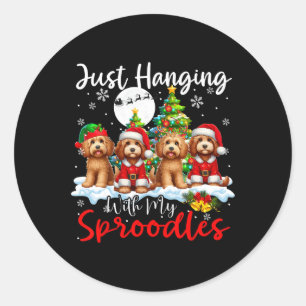Pegatina Redonda Sólo Colgando Con Mis Sproodles Xmas Tres Santa Do