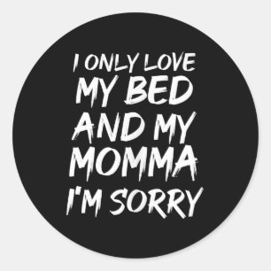 Pegatina Redonda Solo Me Encanto Mi Cama Y Mi Mamá Lo Siento.