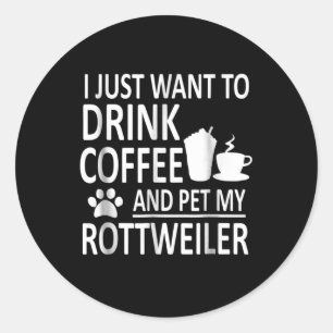 Pegatina Redonda Solo quiero tomar café y mascota mi rottweiler