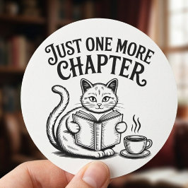 Pegatina Redonda Sólo un capítulo más Gato leyendo un libro