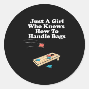 Pegatina Redonda Sólo Un Chica Que Sabe Cómo Manejar El Cornhole De