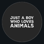 Pegatina Redonda Solo un chico que ama a los animales<br><div class="desc">Solo un chico que ama a los animales</div>