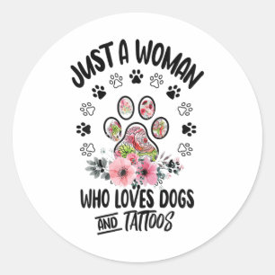 Pegatina Redonda Sólo Una Mujer Que Ama A Los Perros Y A Los Tatuaj
