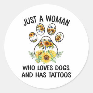 Pegatina Redonda Solo Una Mujer Que Ama A Los Perros Y Tiene Tatuaj