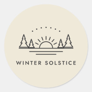 Pegatina Redonda Solsticio de Invierno Bajo Sol y Pinos Linework