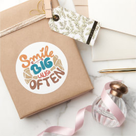 Pegatina Redonda Sonrisas grandes a menudo: alegre