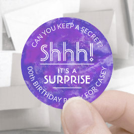 Pegatina Redonda ¡Sorpresa fiesta de cumpleaños Shhh! Morado acuare