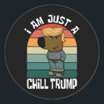 Pegatina Redonda Soy Sólo Un Meme Gracioso De Chill Trump<br><div class="desc">Soy Sólo Un Meme Gracioso De Chill Trump</div>