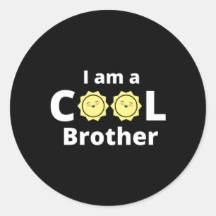 Pegatina Redonda Soy un diseño hermano genial - con un sol amarillo