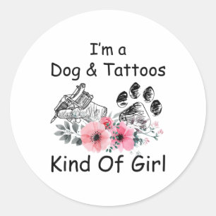 Pegatina Redonda Soy Un Perro Y Tatuajes Como Un Chica _1