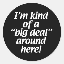 Pegatina Redonda Soy un poco importante por aquí.