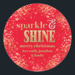 Pegatina Redonda Sparkle Shine Gold typography Merry Christmas Red<br><div class="desc">Tipografía Sparkle Shine Gold Feliz Navidad. ¡Oro elegante en rojo festivo!</div>