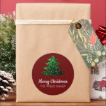 Pegatina Redonda Sparkly Merry Christmas tree green Nombre de la fa<br><div class="desc">Maravilloso árbol de Navidad verde Nombre de la familia rojo Clásico Pegatina Redondo. Acondicionamiento de regalo personalizado Suministra brillantemente árbol de Navidad con chispas verdes y tipografía Feliz Navidad. Foto de chispas,  no purpurina real.</div>