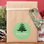 Pegatina Redonda Sparkly Merry Christmas tree green Nombre de la fa<br><div class="desc">Maravilloso árbol de Navidad verde Nombre de familia sage verde Clásico Pegatina redondo. Acondicionamiento de regalo personalizado Suministra brillantemente árbol de Navidad con chispas verdes y tipografía Feliz Navidad. Foto de chispas,  no purpurina real.</div>