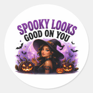 Pegatina Redonda 🕸️ Spooky Looks Good On You Cita de Halloween 👻