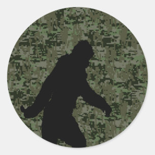 Pegatina Redonda Squatchin por en camuflaje digital de olivos