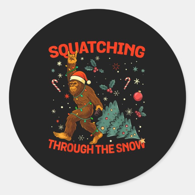 Pegatina Redonda Squatching Through The Snow Funny Bigfoot Rock On  (Anverso)
