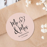 Pegatina Redonda Sr. Rubor Boda Rosa<br><div class="desc">Un pegatina rosa rubor de moda para la correspondencia de su boda y favores del partido con "Mr & Mrs." escrito en un gran guión y un ilustracion de dos corazones juntos. Agregue su nombre y fecha de boda.</div>
