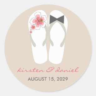 Pegatina Redonda Sr. y Sra. Pink Hibiscus Flip Flops Beach Wedding