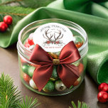 Pegatina Redonda Stag Merry Christmas Botanical<br><div class="desc">El Pegatina Stag Merry Christmas Botanical Classic Round presenta un encantador diseño rústico perfecto para celebraciones de vacaciones. En su corazón, un elegante coro se extiende hacia arriba, rodeado de exuberante vegetación botánica. La vegetación, pintada en tonos suaves y mullidos, incluye delicados sorbos de pino, eucalipto y follaje de invierno,...</div>