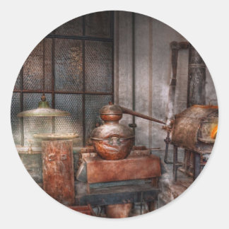 Pegatina Redonda Steampunk - Destilería privada