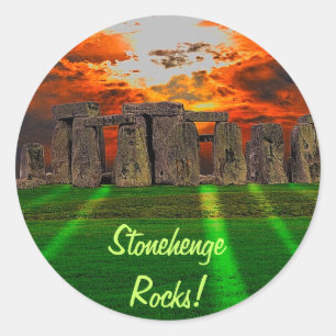 Pegatina Redonda Stonehenge de pie en el atardecer