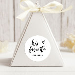 Pegatina Redonda Su Favorito | Escritura y Corazón Casuales Moderno<br><div class="desc">Este sencillo y elegante código de bienvenida es perfecto para su boda moderno. El guión informal moderno,  en blanco y negro escrito a mano dice "su favorito",  junto con un elegante corazón esbozado. Hay un lugar para añadir el tipo de tratamiento favorito del novio.</div>