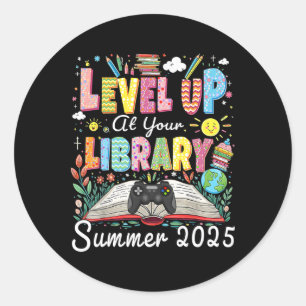 Pegatina Redonda Sube de Nivel en Tu Biblioteca Verano 2025 Lee Gam