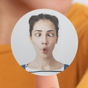 Pegatina Redonda Sube tu selfie de cara divertida