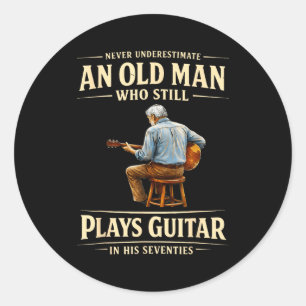 Pegatina Redonda Subestimar a un viejo que toca la guitarra de los
