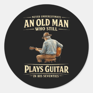 Pegatina Redonda Subestimar a un viejo que toca la guitarra setenta