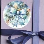 Pegatina Redonda Sucursal de Pino con Blue Bow y Ornamentos<br><div class="desc">Añade un toque festivo a tus tarjetas de vacaciones y regalos con esta encantadora pegatina navideña acuarela. Con una exuberante rama de pino, un gran arco azul y adornos brillantes, es un maravilloso paisaje invernal. El texto de "Feliz Navidad" es completamente personalizable, lo que te permite personalizarlo con tu nombre...</div>