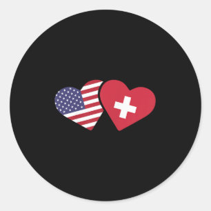 Pegatina Redonda Suiza Bandera De Ee.Uu. En El Corazón De Camisas S