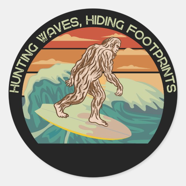 Pegatina Redonda Surfing Bigfoot Hunting Waves Ocultando huellas (Anverso)