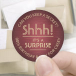 Pegatina Redonda Surprise Birthday Party se llevó la borgoña y el o<br><div class="desc">¡Shhh! ¡Es una sorpresa! Añade un toque elegante y personalizado para sorprender invitaciones a fiestas de cumpleaños, decoraciones y favores con personalizados burdeos y pegatinas/sellos para sobres de oro. El diseño presenta un fondo de acero inoxidable color rojo marrón y una tipografía moderna y elegante. Todo el texto en estas...</div>