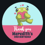Pegatina Redonda Sweet Frog Love Personalizados Kids Birthday Party<br><div class="desc">Los pequeños favores partidarios para los niños,  niños o chicas que aman a los animales. Perfecto para la fiesta de cumpleaños de los niños,  los favores de fiesta y la etiqueta de agradecimiento. También puede personalizar el texto para la ducha de bebé u otra ocasión y fiesta.</div>