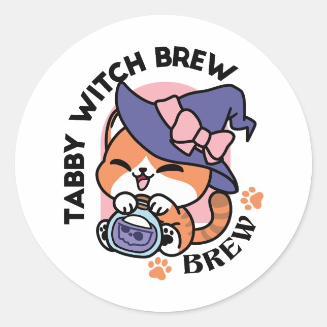 Pegatina Redonda Tabby Witch Brew – Cute Halloween Cat Design (Anverso)
