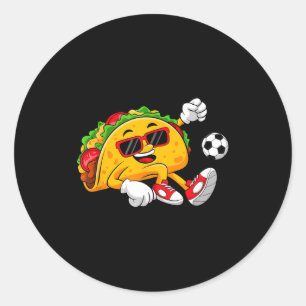Pegatina Redonda Taco jugando fútbol mexicano cinco de mayo sombrer