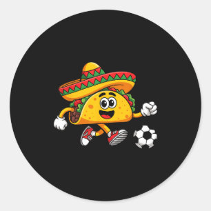 Pegatina Redonda Taco jugando fútbol mexicano cinco de mayo sombrer