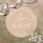 Pegatina Redonda Tan Amor Es Favor De La Boda Dulce<br><div class="desc">Tan el amor por la boda es un pegatina redondo clásico dulce. Diseñado por Thisisnotme©</div>
