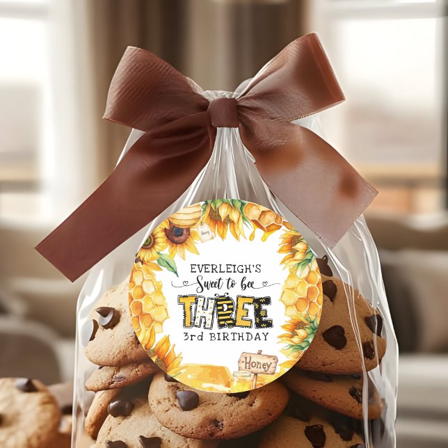 Pegatina Redonda Tan dulce de ser tres florales de tercer cumpleaño (Subido por el creador)