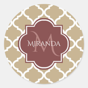 Pegatina Redonda Tan elegante Quatrefoil Burgundy Monograma y nombr